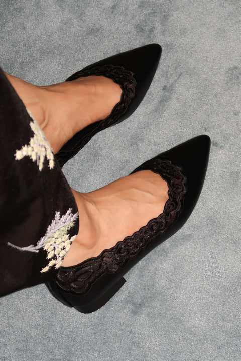 Jazz Lace Flats in Rhapsody Black