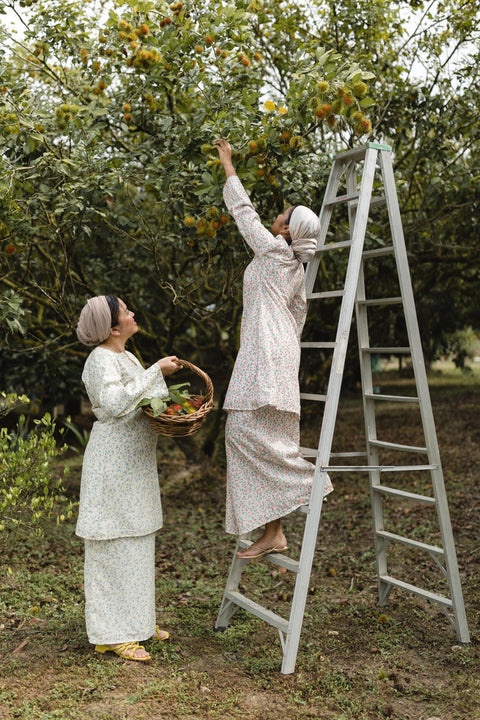 Embroidered Kurung Klasik in Seperti Senja Orange