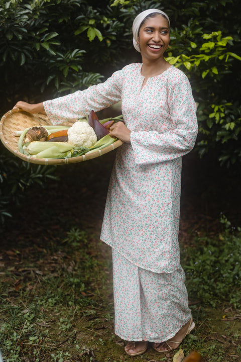 Embroidered Kurung Klasik in Seperti Senja Orange