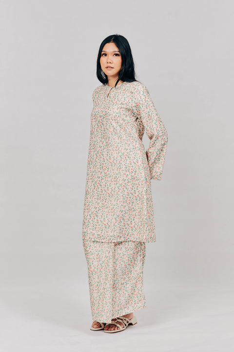 Embroidered Kurung Klasik in Seperti Senja Orange